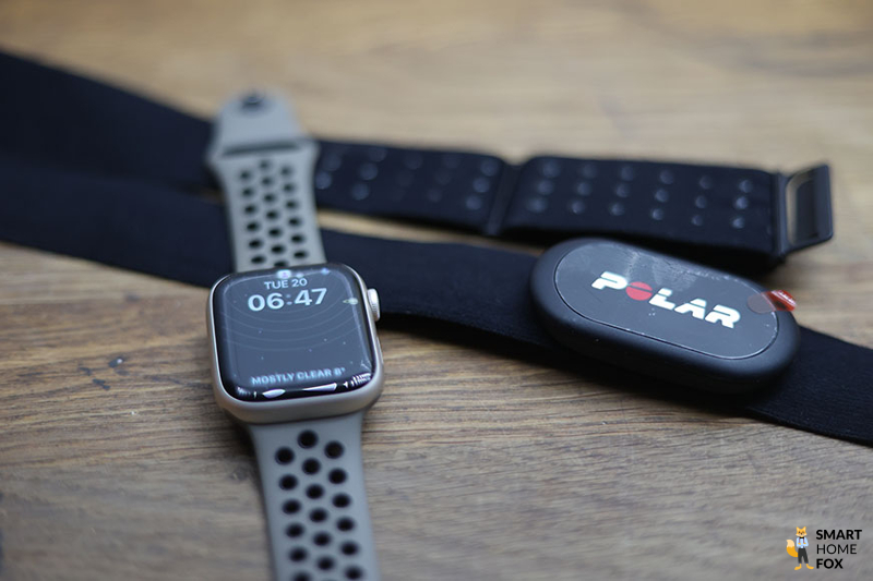 Вы можете видеть Apple Watch 8 и нагрудный ремень.